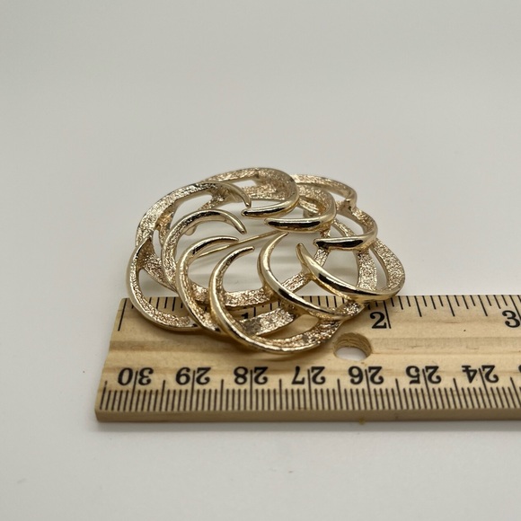 Vintage Sarah Coventry Large Swirl Open Flower Brooch Gold-tone scarf pin - Picture 6 of 6